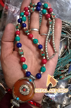 Juweliergeschäft für Perlen, handgefertigter Perlenschmuck, Verkauf von handgefertigtem Perlenschmuck, Schmuck, silberner Perlenschmuck, Schmuck aus nepalesischen Perlen, Großhandel mit nepalesischen Perlen