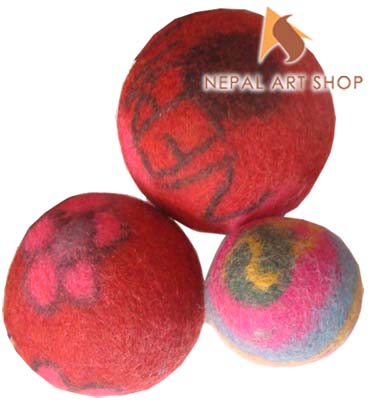 Felting wool balls and rugs projects, wool felt balls, felt wool rugs, wet felting, pom poms, nepal, wholesale, felt pom, diy felt, nepal, fair trade, felted wool, round rugs, pom pom