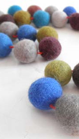 Wollfilzkugeln, Wollfilzteppiche, Nadelfilzen, Pom Poms, Nepal, Großhandel, Filzpom, DIY-Filz, Nepal, Fair Trade, gefilzte Wolle, runde Teppiche, Pom Pom